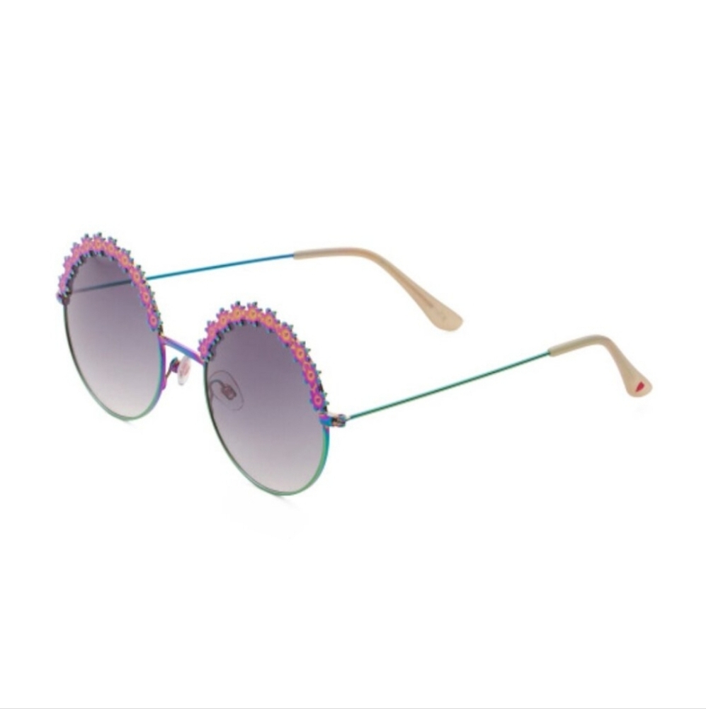 🆕Betsey Johnson Stylish Gradient Sunglasses with Floral Accents